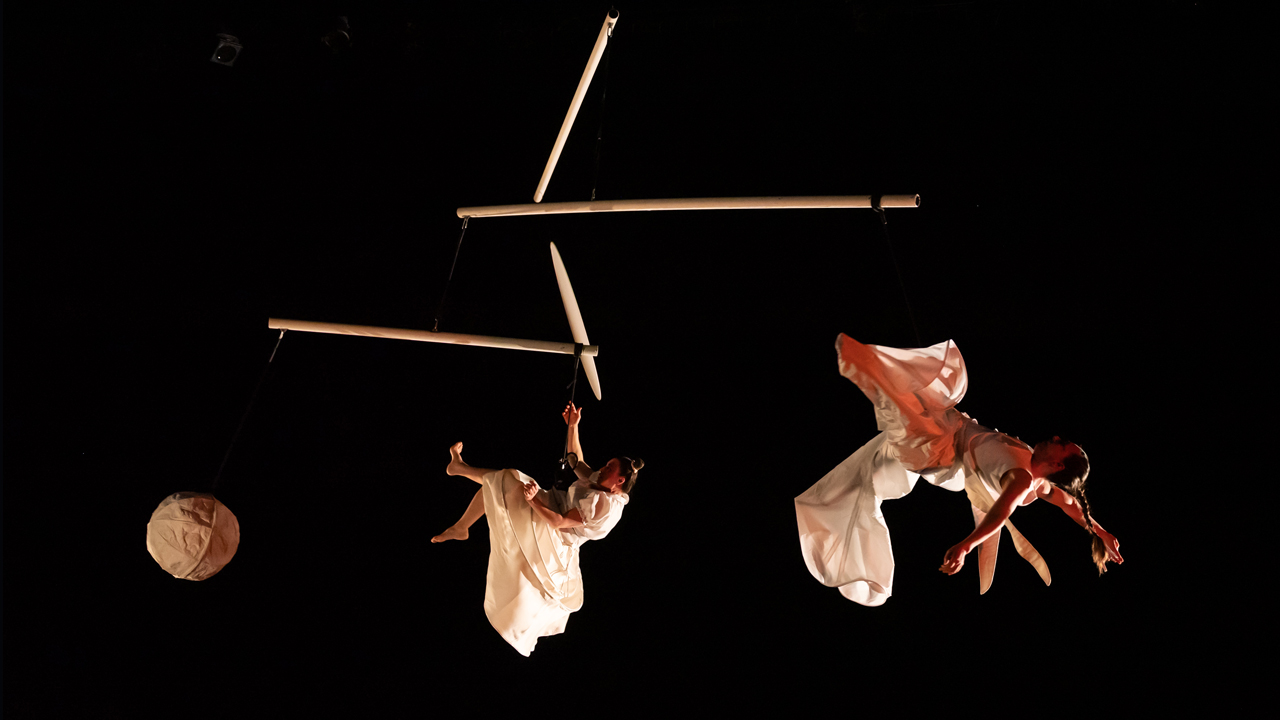 Toubouge - Céline Valette - compagnie les Fées Railleuses ( Cirque suspendu)